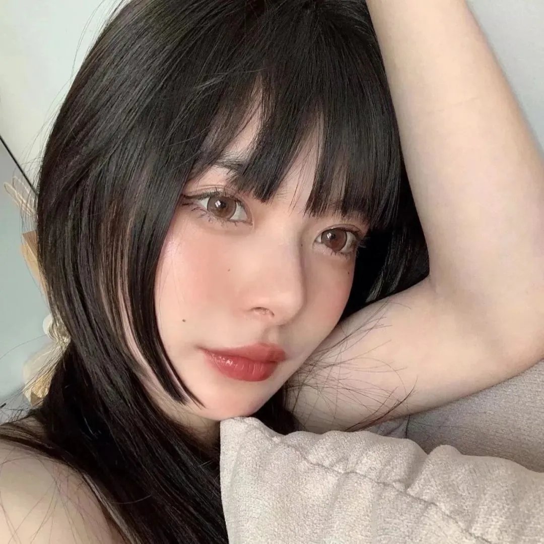四个孩子走进银行